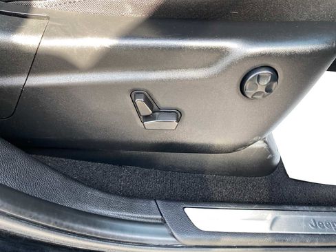 Used 2021 Jeep Grand Cherokee Limited w/ Luxury Group II image 32