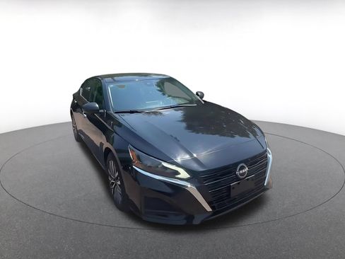 Used 2025 Nissan Altima 2.5 SV FWD image 3