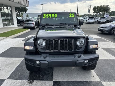 Used 2025 Jeep Gladiator Sport AWD/4WD image 2