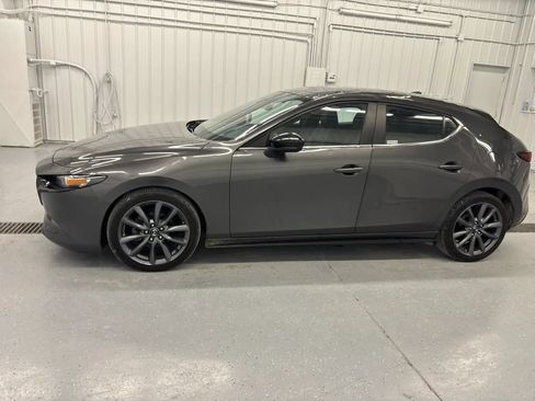 Used 2019 MAZDA MAZDA3 Hatchback w/ Preferred Package FWD image 2