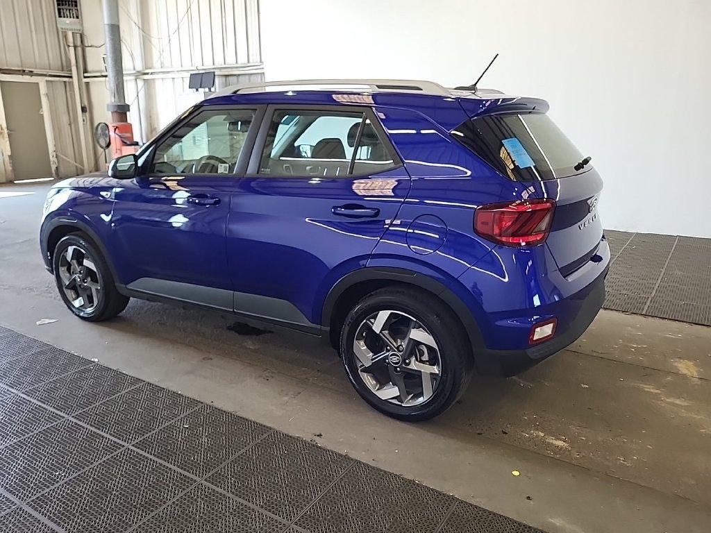 Used 2024 Hyundai Venue SEL FWD image 3