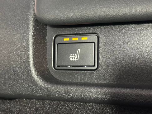 Used 2023 Land Rover Discovery Metropolitan Edition image 40