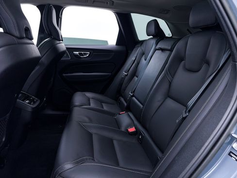 Used 2023 Volvo XC60 B6 Ultimate w/ Protection Package Premier image 39