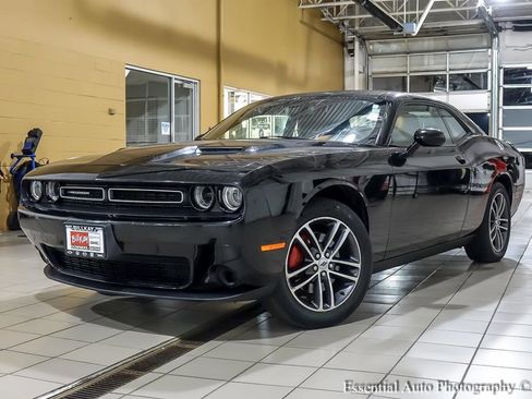 Used 2019 Dodge Challenger SXT image 2