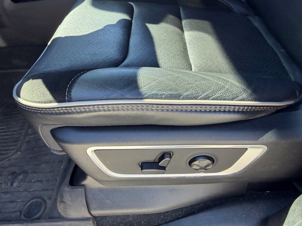 Used 2020 RAM 1500 Laramie w/ Sport Appearance Package AWD/4WD image 5