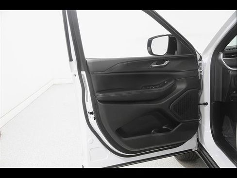 Used 2024 Jeep Grand Cherokee L Altitude AWD/4WD image 4