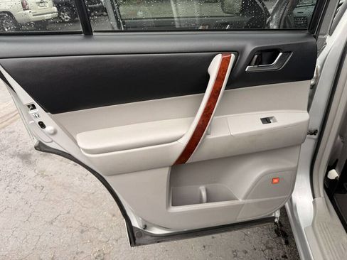Used 2013 Toyota Highlander Limited image 18