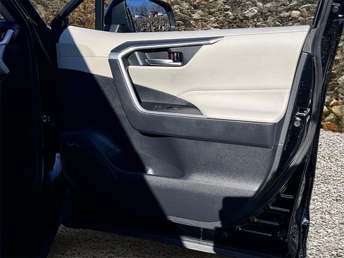 Used 2021 Toyota RAV4 XLE image 22