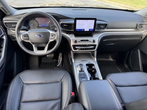 Used 2022 Ford Explorer XLT w/ Equipment Group 202A image 5