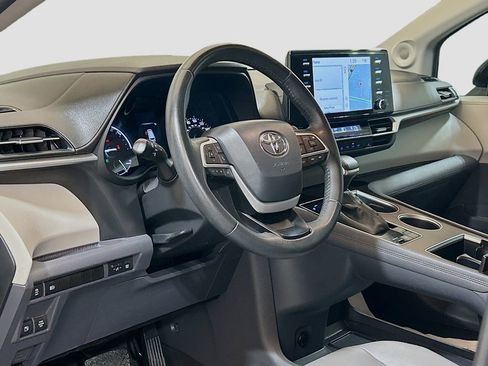 Used 2023 Toyota Sienna XLE w/ XLE Plus Package FWD image 7