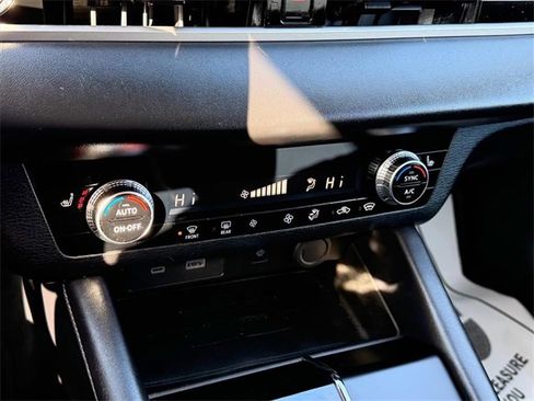 Used 2024 Mitsubishi Outlander SE image 15