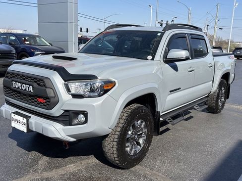 Used 2018 Toyota Tacoma TRD Sport image 9
