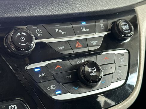 Used 2023 Chrysler Pacifica Touring-L FWD image 21