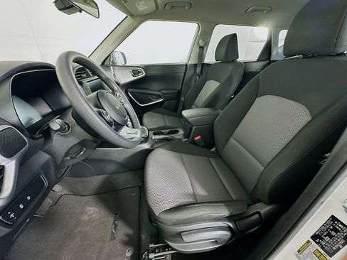 Used 2025 Kia Soul LX w/ LX Technology Package FWD image 13