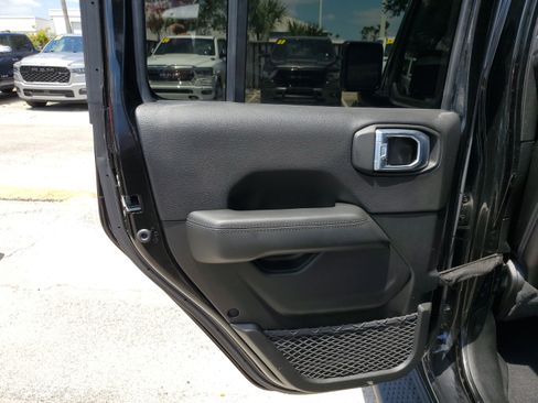 Used 2021 Jeep Wrangler Unlimited Sahara image 10