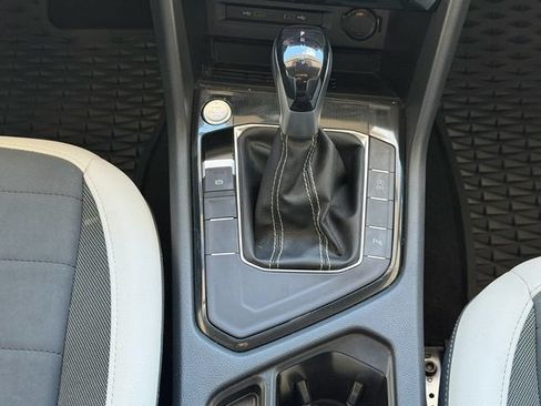 Used 2025 Volkswagen Taos SE FWD image 19