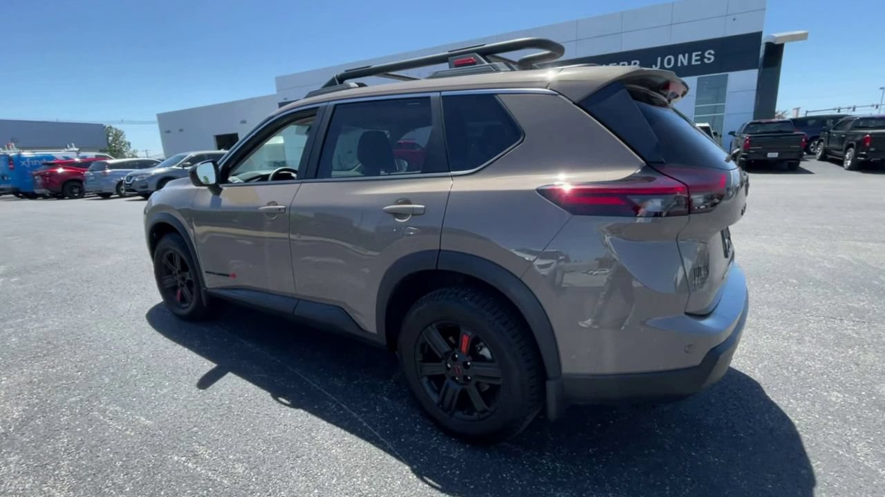 Used 2025 Nissan Rogue SV AWD/4WD image 3