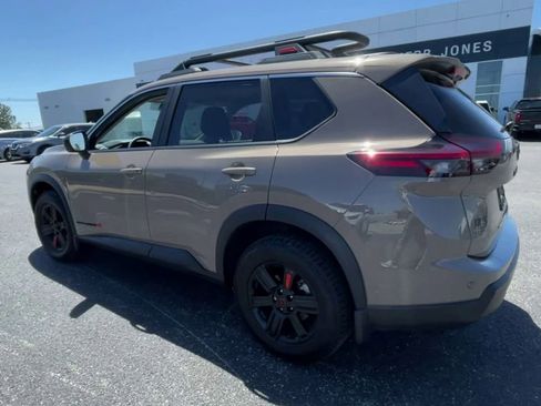 Used 2025 Nissan Rogue SV AWD/4WD image 3
