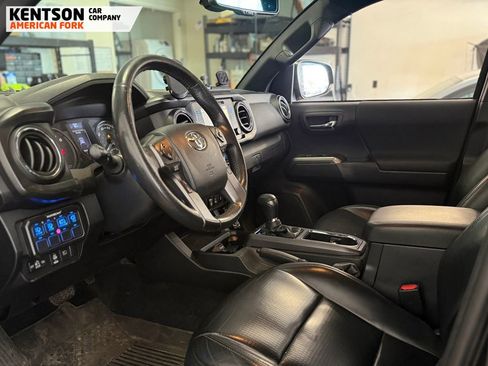 Used 2018 Toyota Tacoma TRD Sport w/ TRD Premium Sport Package AWD/4WD image 3