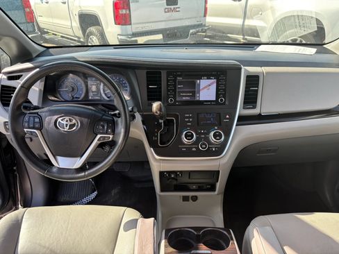 Used 2020 Toyota Sienna XLE Premium FWD image 21