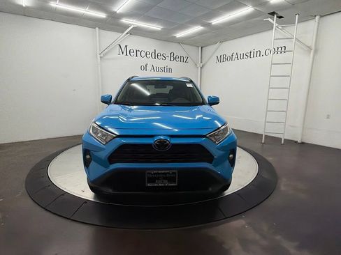 Used 2020 Toyota RAV4 XLE w/ Convenience Package FWD image 2