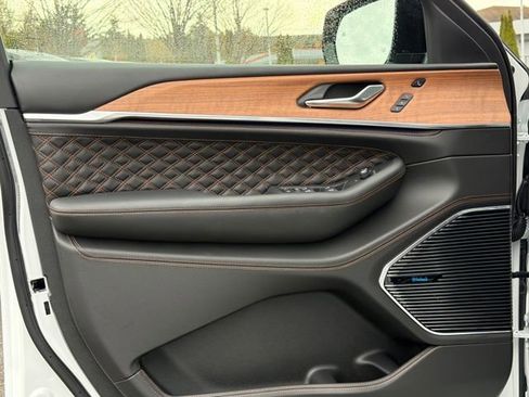 New 2025 Jeep Grand Cherokee Summit image 19