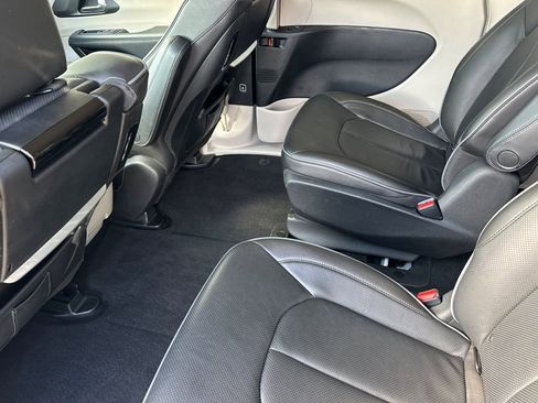 Used 2020 Chrysler Pacifica Limited w/ Advanced Safetytec Group image 13