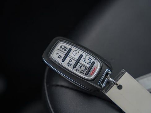 Used 2024 Chrysler Pacifica Touring-L image 45