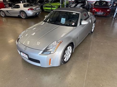 Used 2004 Nissan 350Z Enthusiast w/ Side Airbags Pkg image 31