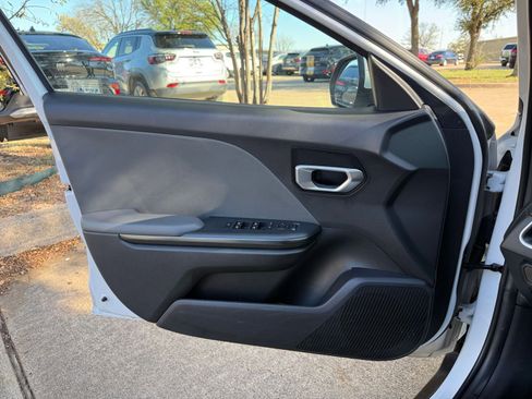 Used 2025 Kia K4 LXS image 18