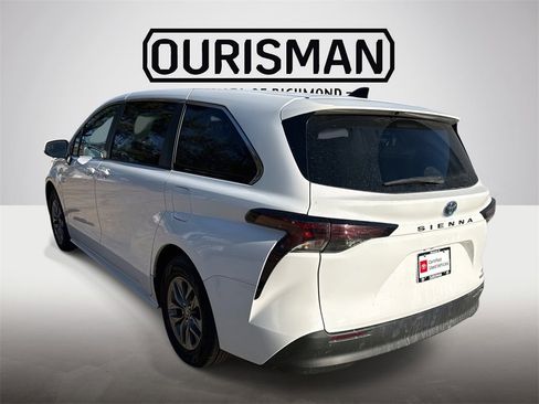 Certified 2024 Toyota Sienna LE image 5