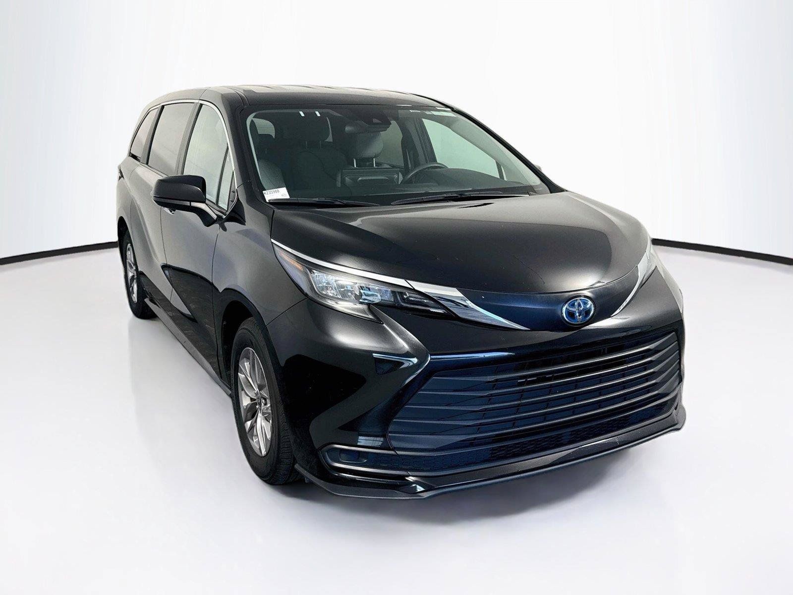 Used 2025 Toyota Sienna LE FWD image 8