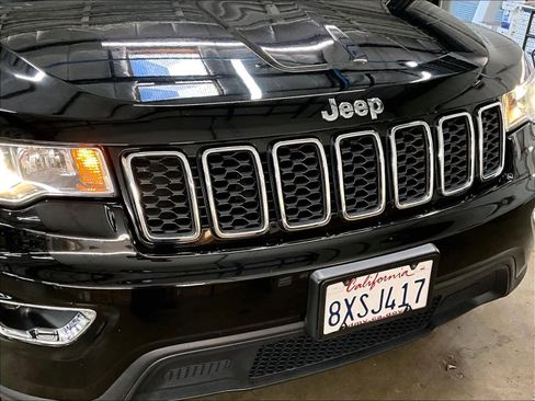 Used 2021 Jeep Grand Cherokee Laredo image 32
