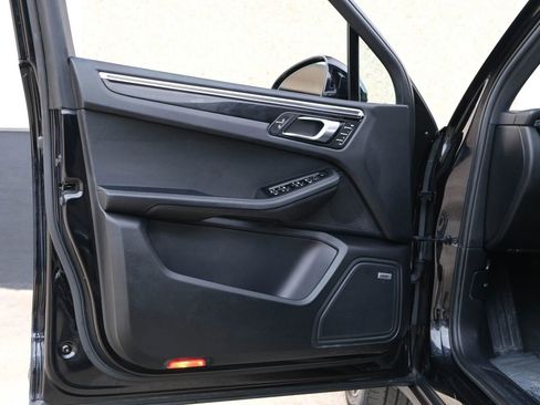 Used 2022 Porsche Macan w/ Premium Package Plus AWD/4WD image 19