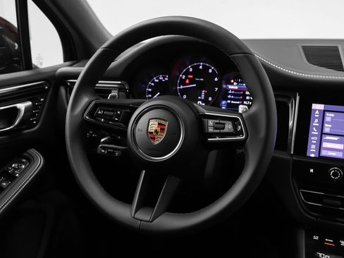 Certified 2026 Porsche Macan AWD/4WD image 31