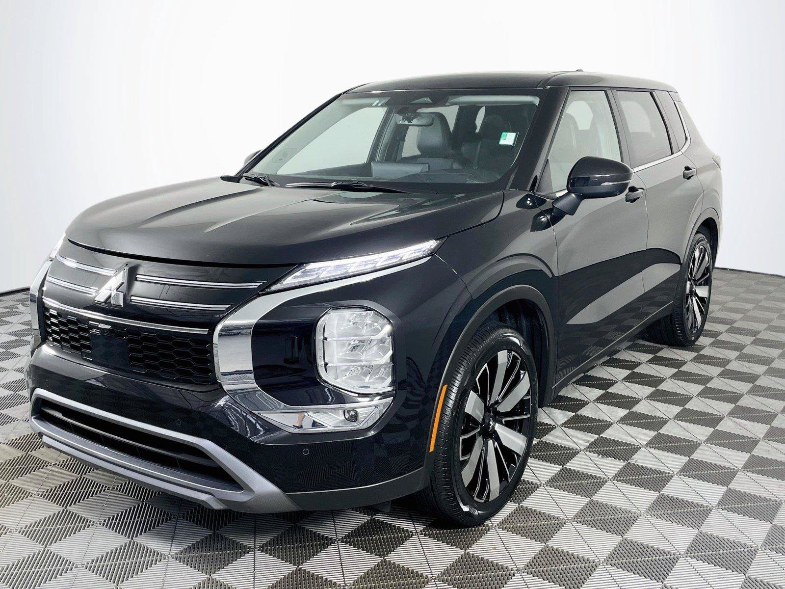 Used 2025 Mitsubishi Outlander SE AWD/4WD image 3