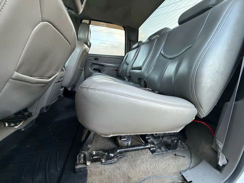 Used 2005 Chevrolet Silverado 2500 LT w/ Heavy-Duty Power Package AWD/4WD image 12