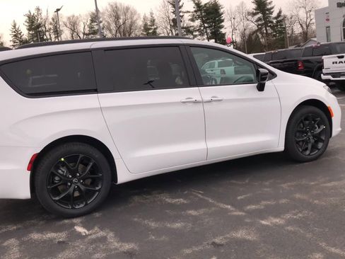 New 2026 Chrysler Pacifica Select image 8