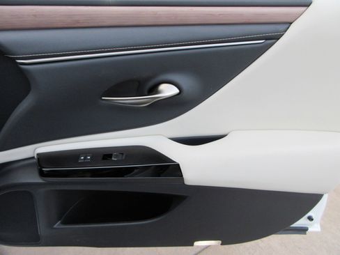 Used 2025 Lexus ES 300h w/ Premium Package image 23