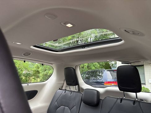 Used 2020 Chrysler Pacifica Limited w/ Advanced Safetytec Group FWD image 34