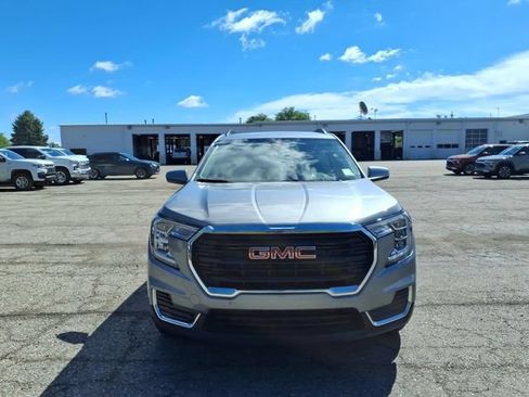 Used 2024 GMC Terrain SLE w/ Driver Convenience Package FWD image 2