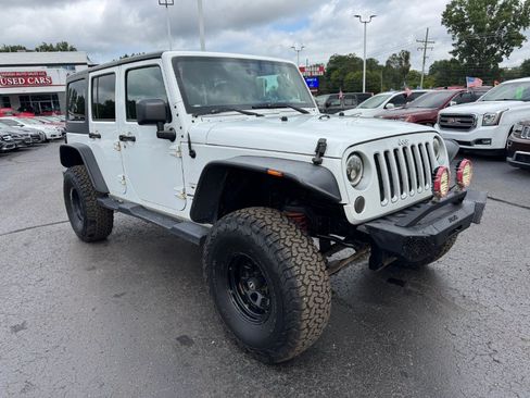 Used 2018 Jeep Wrangler Unlimited Sahara AWD/4WD image 7