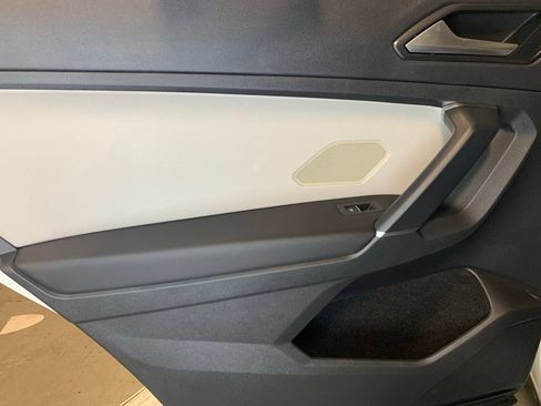 Used 2018 Volkswagen Tiguan SE w/ Panoramic Sunroof Package AWD/4WD image 17