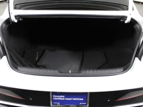Certified 2024 Hyundai Elantra Limited FWD image 18