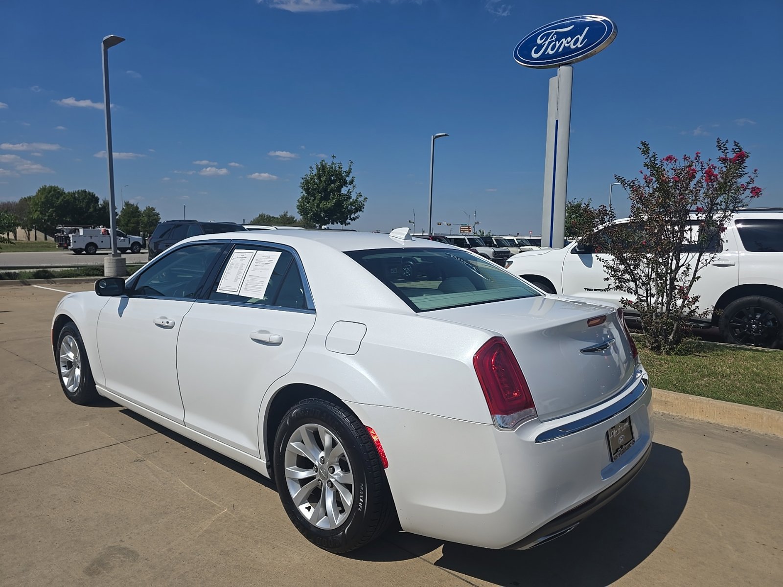 Used 2015 Chrysler 300 Limited RWD image 3