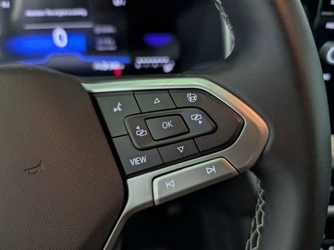 Used 2025 Volkswagen Taos SE image 17