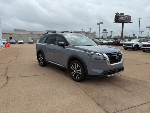 Used 2025 Nissan Pathfinder Platinum w/ Cargo Package image 6