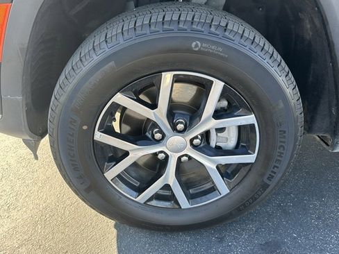 Used 2024 Jeep Grand Cherokee L Limited w/ Luxury Tech Group II image 38