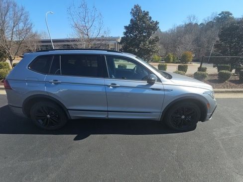 Used 2022 Volkswagen Tiguan SE R-Line image 9