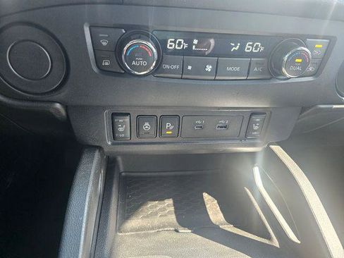 Used 2024 Nissan Frontier SV w/ SV Convenience Package RWD image 22